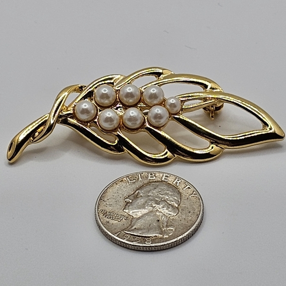 Vintage Gold Tone Leaf Brooch Faux Pearl Cluster Pin 2.5" - Picture 12 of 14